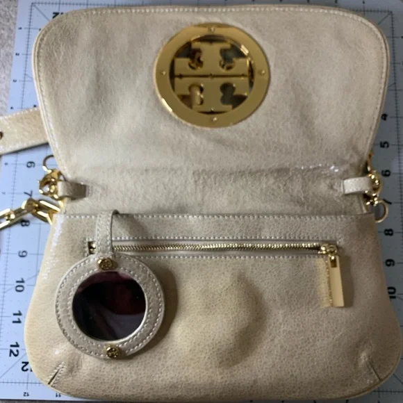 NWOT Tory Burch Beige Shoulder Bag with Gold Chain - Picture 8 of 12
